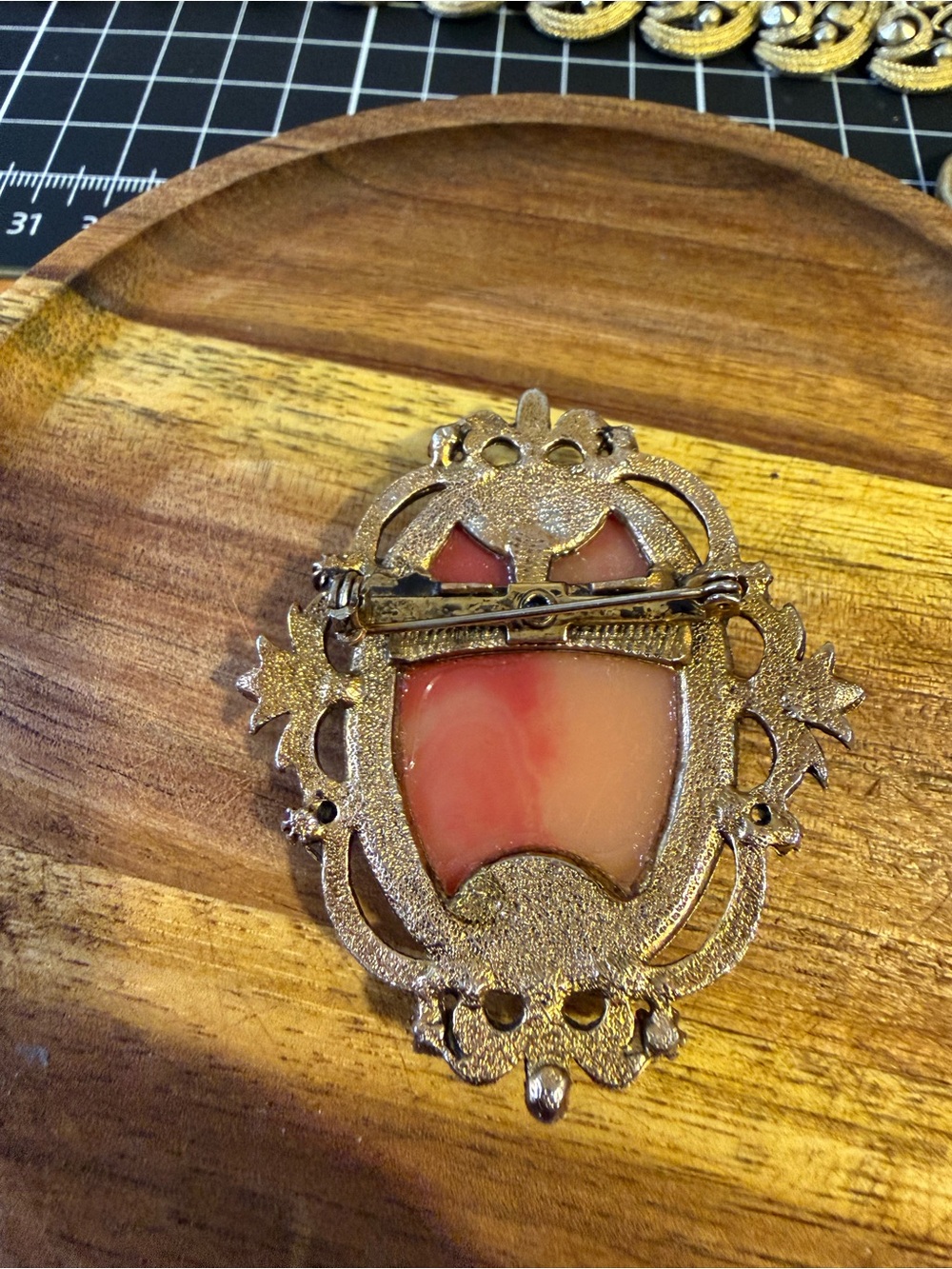 Vintage-Style Pink Cameo Brooch - Picture 7 of 10
